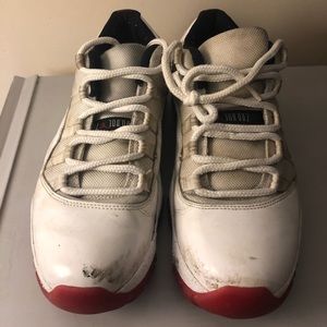 Retro 11 low cherry red